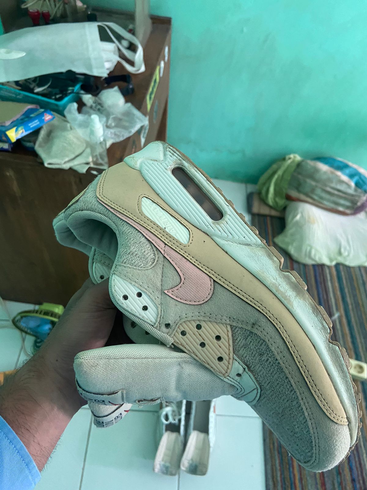 Sepatu bersih dan segar setelah dicuci oleh Maggi Shoescare