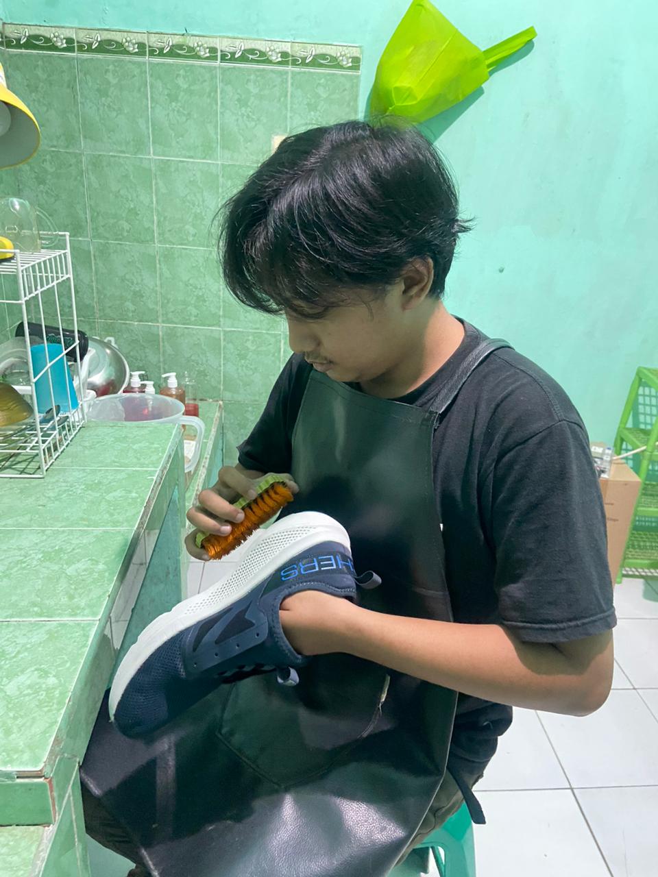 Sepatu bersih hasil perawatan Maggi Shoescare